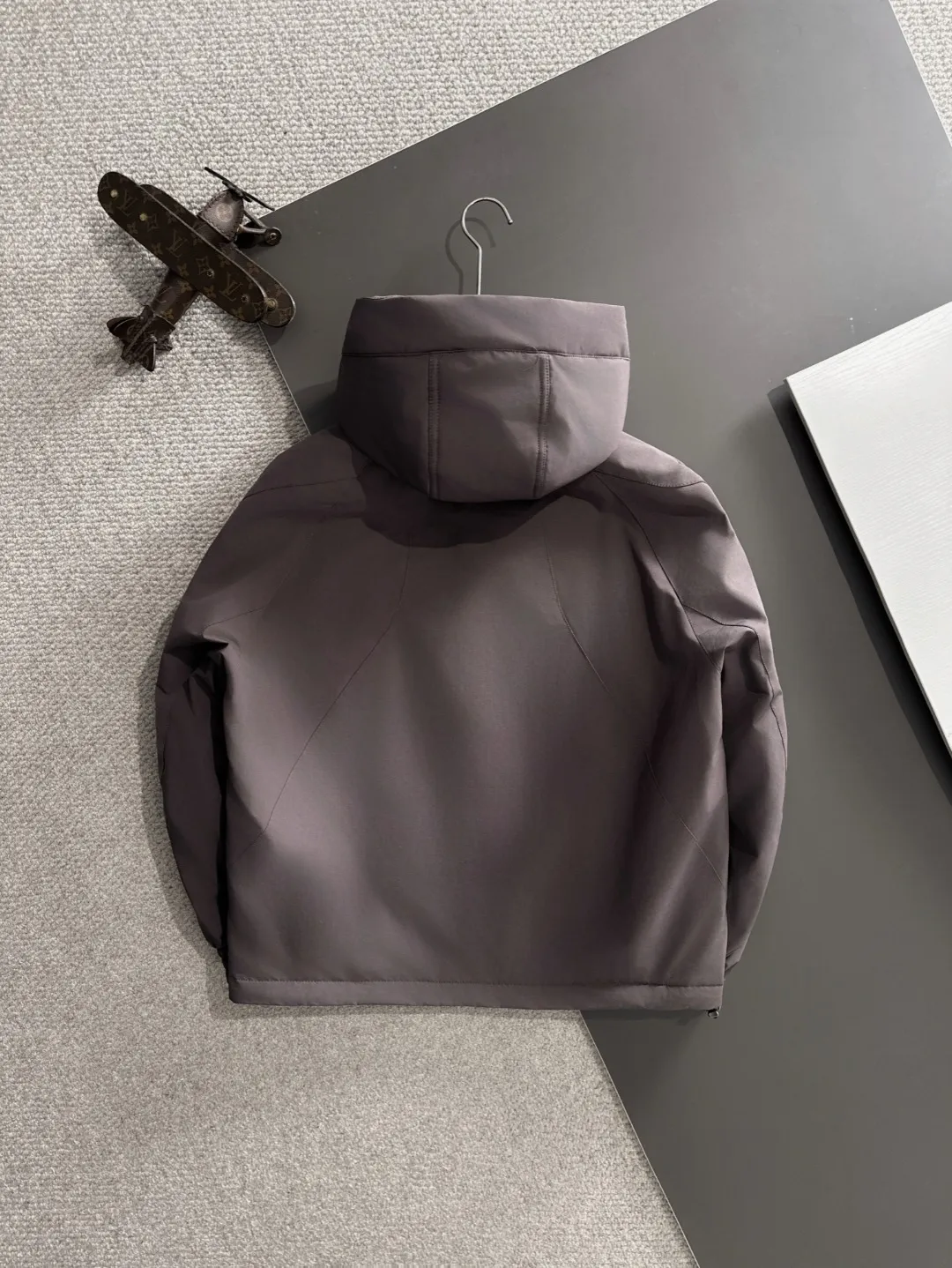 Two-day delivery time P960 Big Goose 🔥🔥 High-end customization 2025 winter official website's latest popular down jacket. Original custom-made hardware accessories for customers, all imported and original customization. Welcome to compare at the counter. Absolutely high quality. Use top-grade 90 white goose down. Super soft. Filled with fluffy and full feathers. Super heavy work. Fabric workmanship is excellent. The version is super perfect. Note⚠The fabric is super comfortable. Exclusive model. High-end quality. A must-have warm and protective artifact in winter. Size: M-3XL